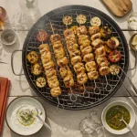 Barbecue entre amis avec grille fumante, brochettes et légumes grillés