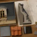 Maquette de chien assis maison sur toiture en ardoise, coupe d’étanchéité visible