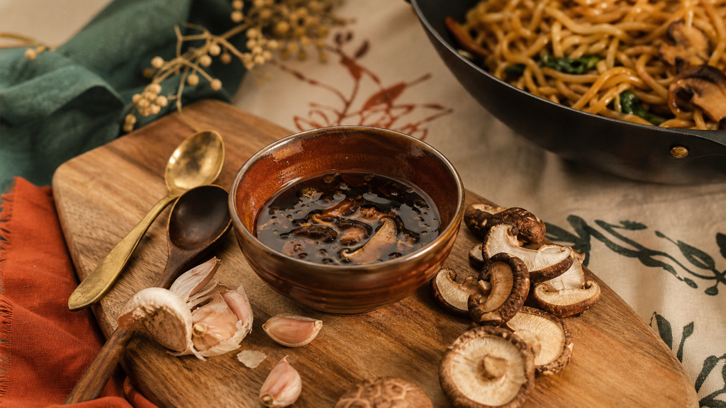 Par quoi remplacer la sauce huitre : sauce aux champignons dans un bol