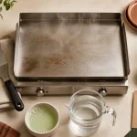 Comment nettoyer une plancha : nettoyage à chaud sur plancha inox tiède