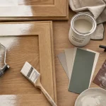 Renover une cuisine en bois avec peinture, poignées et finitions