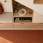 Rangement sous escalier : meuble sur mesure avec tiroirs et niche à chaussures