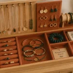 Rangement bijoux : boîte compartimentée sur coiffeuse, vue à plat